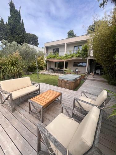 Villeneuve-les-Avignon Villa | Maison d'architecte avec vue sur les Alpilles