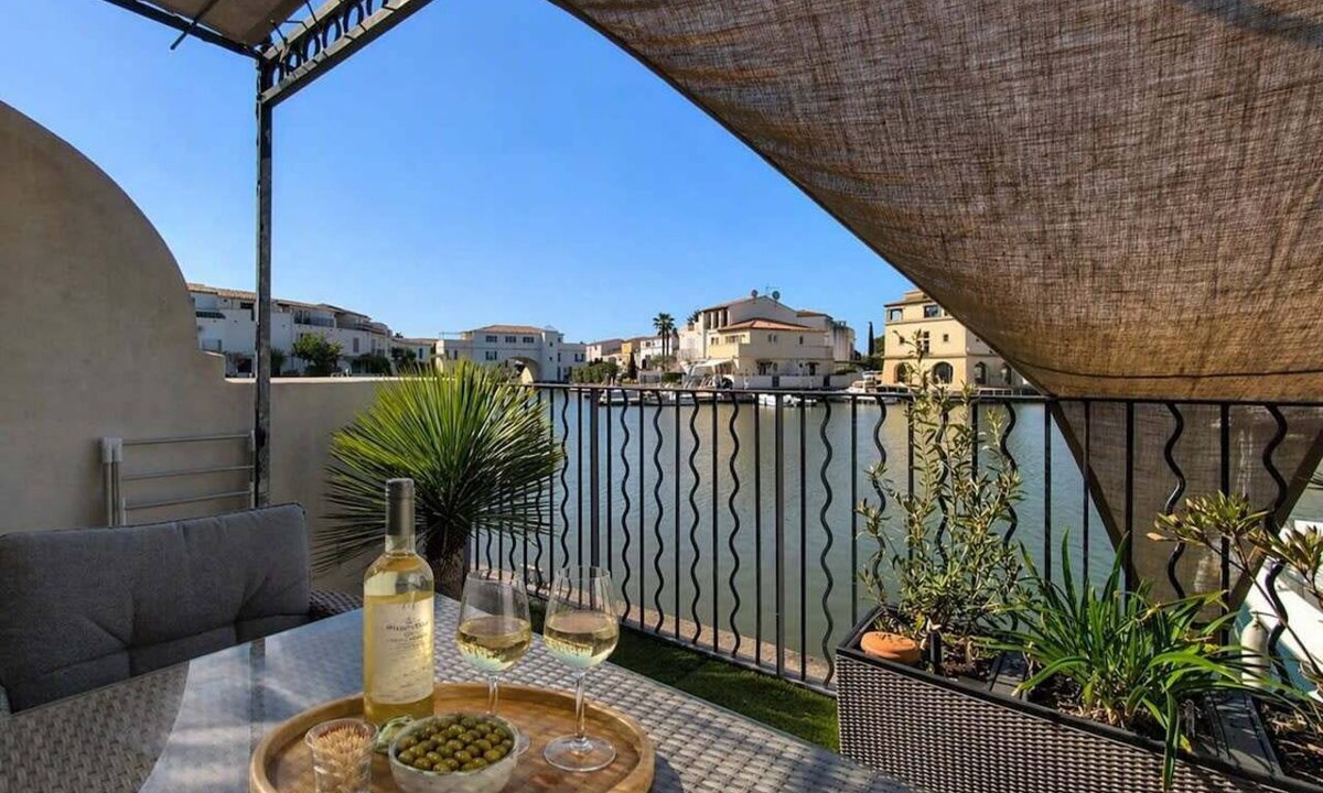 Aigues-Mortes Villa | Marina 6 pers Aigues-Mortes – Terrasse, clim, vue canal et piscine commune