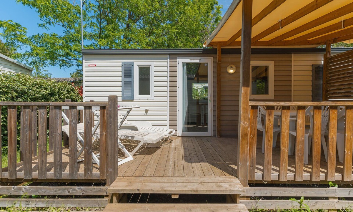 La Roque-d'Antheron RV Rental | Mobile Home 'Le 154 Aux Iscles' with Shared Pool, Private Terrace and Air Conditioning