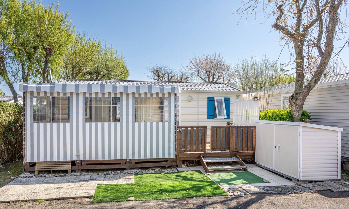 Saint-Hilaire-de-Riez RV Rental | Mobile Home 'Au Calme - Shared Pool' with Shared Pool and Private Terrace