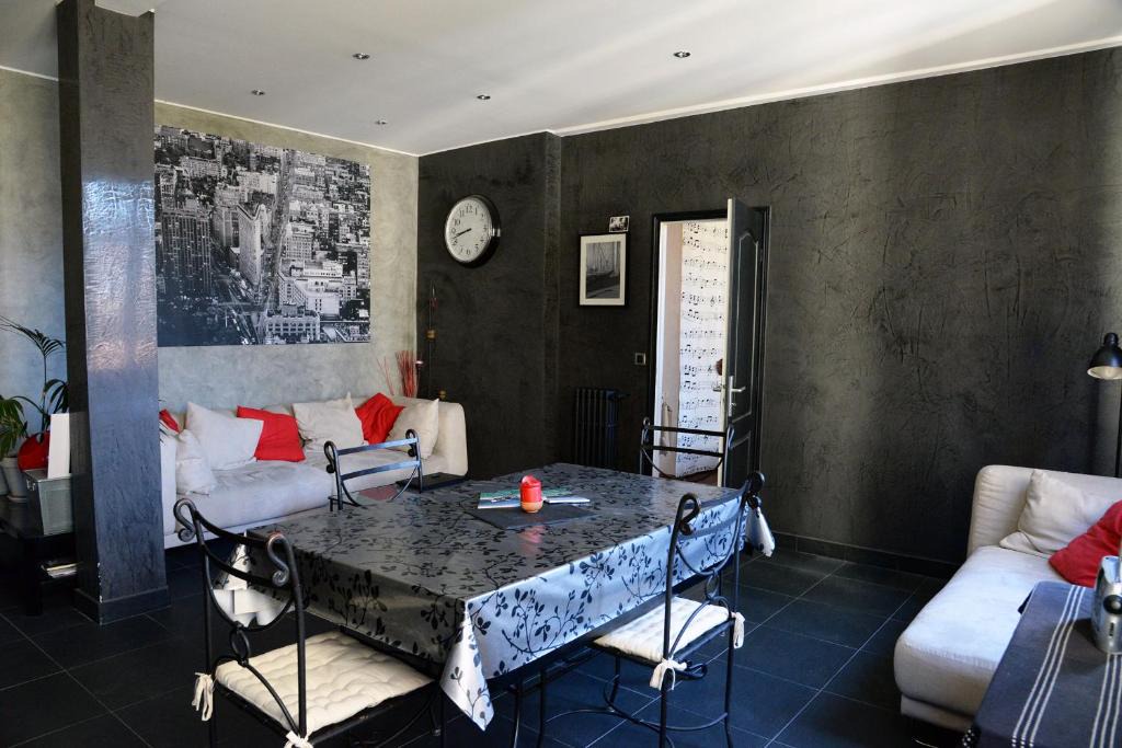 Liberation Apartment | Modern & city, tramway