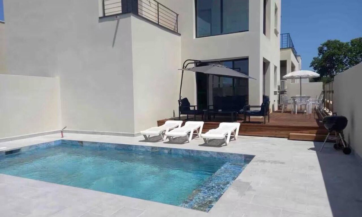 Marsillargues Cabin | Modern Villa in a Quiet Subdivision Near Aigues-Mortes and the Beach