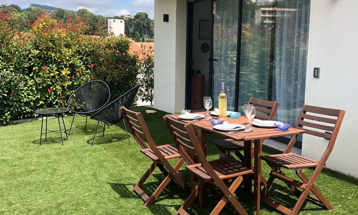 Cassis Apartment | New apartment, 4 people, ground floor, town center.