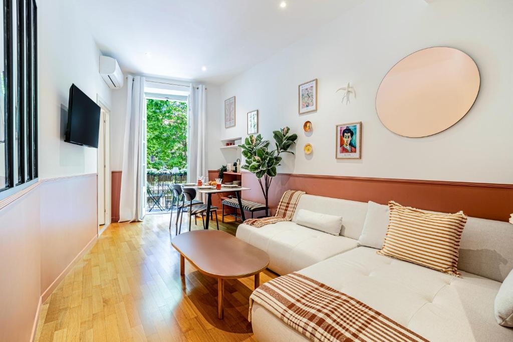 Carre d'Or Apartment | New! Remodeled Appartement in the Heart of Nice, Beach 3 min, 2BR, AC, Elevator, Amazing little terrace, Best Location!