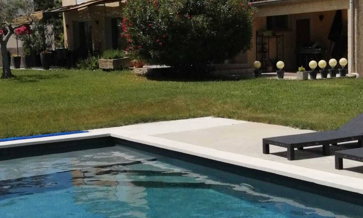 Noves House | New villa with pool near St Remy