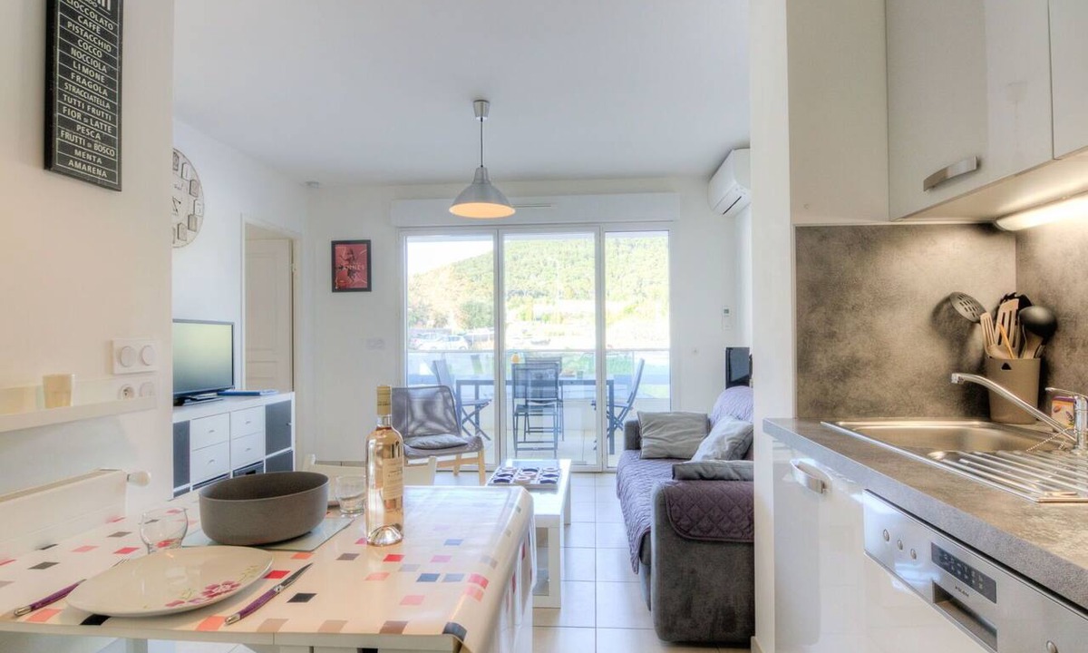 Carqueiranne Apartment | Nice apartment for 2 guests with pool, A/C, WIFI, TV and terrace