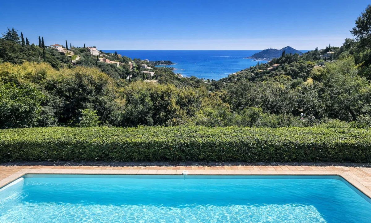 Saint-Raphael Villa | nice villa with with pool and seaview
