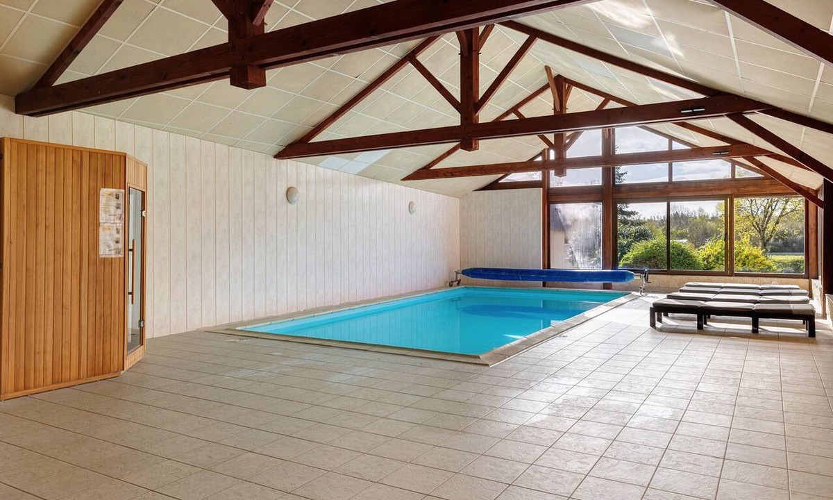 Huille House | Ô Gîte Bleu Holiday Home with Private Heated Indoor Pool