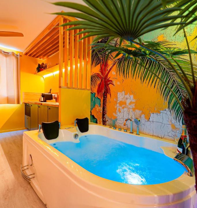 Belley Apartment | Oasis Cubana I Love Room I Balnéo XXL I Écran Géant