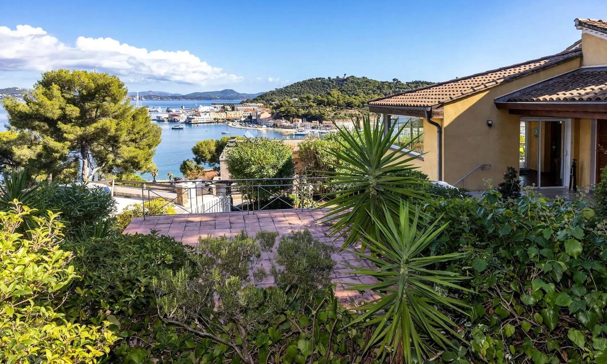 Saint-Mandrier-sur-Mer Villa | Ocean view, 400 m from the beach and the harbor, air conditioning, Wi-Fi
