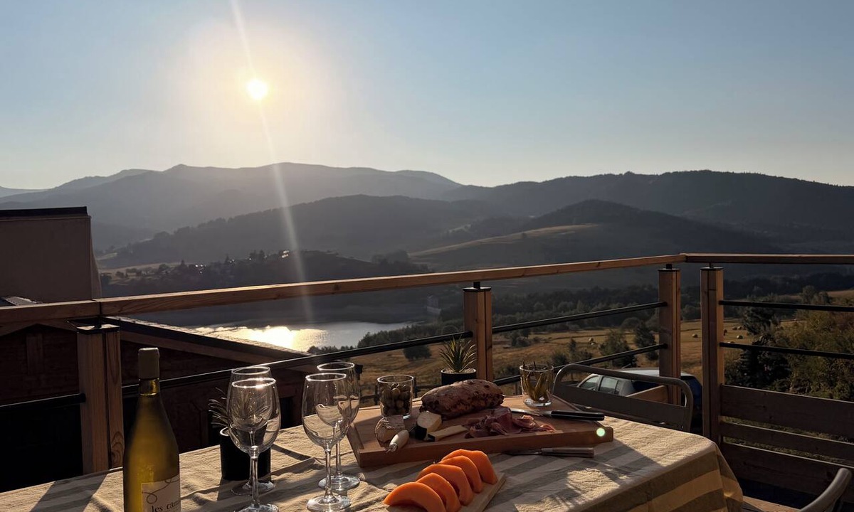 Real House | Odeillo Lodge | Lake View | Luxury | Sleeps 8 | Les Angles