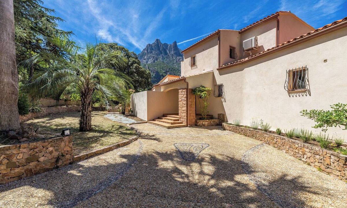 Ota Villa | Offrez-vous une parenthèse inoubliable à la Villa Excelsior, nichée entre mer et montagne dans l’un des plus beaux sites classés au patrimoine mondial de l’UNESCO.