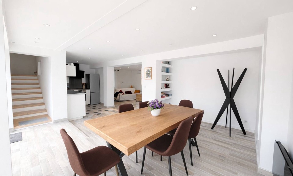 13th Arrondissement Villa | PEACEFUL HAVEN WITH SWIMMING POOL AND LARGE GARDEN SLEEPS 7