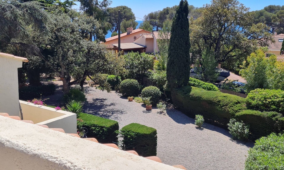Boulouris-sur-Mer Apartment | Petit Bastidon - 44m2 -1 bedroom upstairs/double bed and 1 sofa bed downstairs