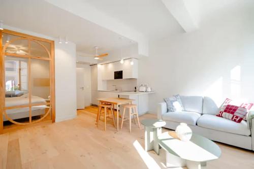 Old Town Apartment | Petit Gambetta l Bright & AC l Shellter-Rentals