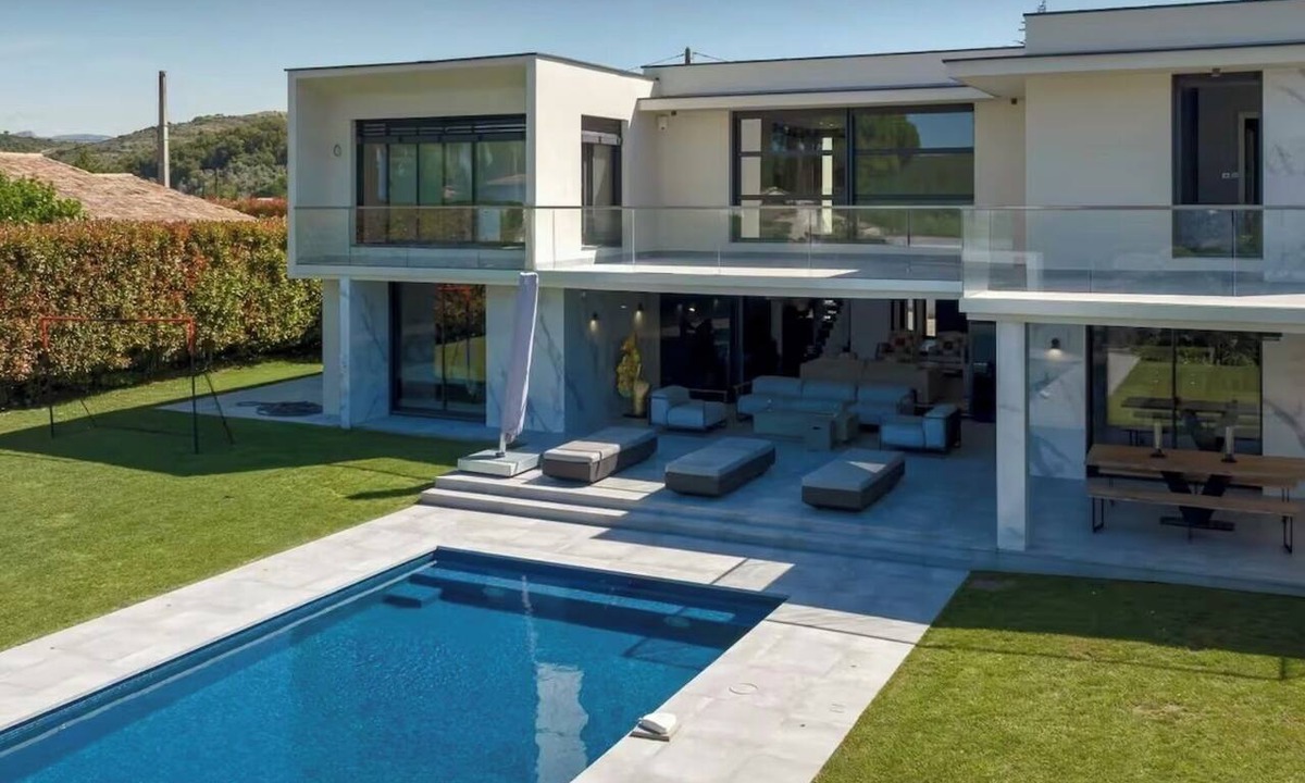Biot House | Prestige Getaway in Biot: Stylish Design and a Heated Private Pool