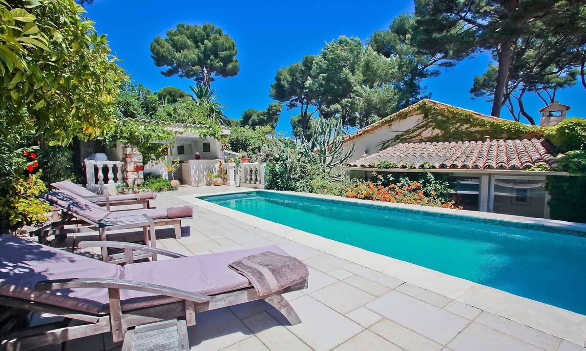 Cap-d'Antibes Villa | Prestige Luxury Villa in Cap d'Antibes overlooking the sea