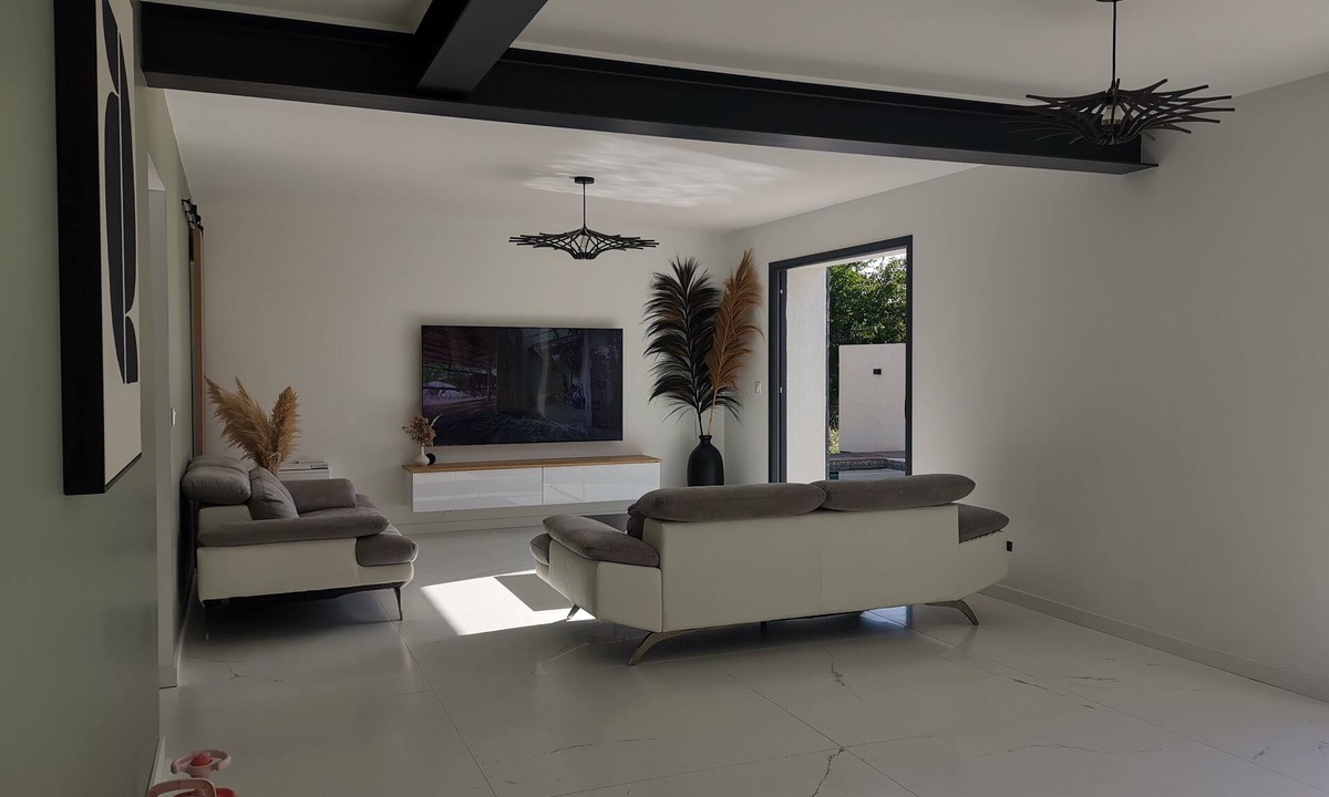La Fare-les-Oliviers House | Pretty villa with swimming pool, terrace and private garden between Aix and Salon