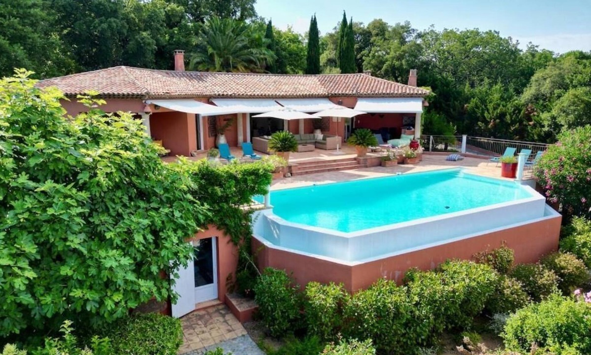 Grimaud Villa | Private panoramic villa in Grimaud. It has a pool and overlooks the Bay of St. Tropez. Enjoy complete privacy with no line of sight from your surroundings.