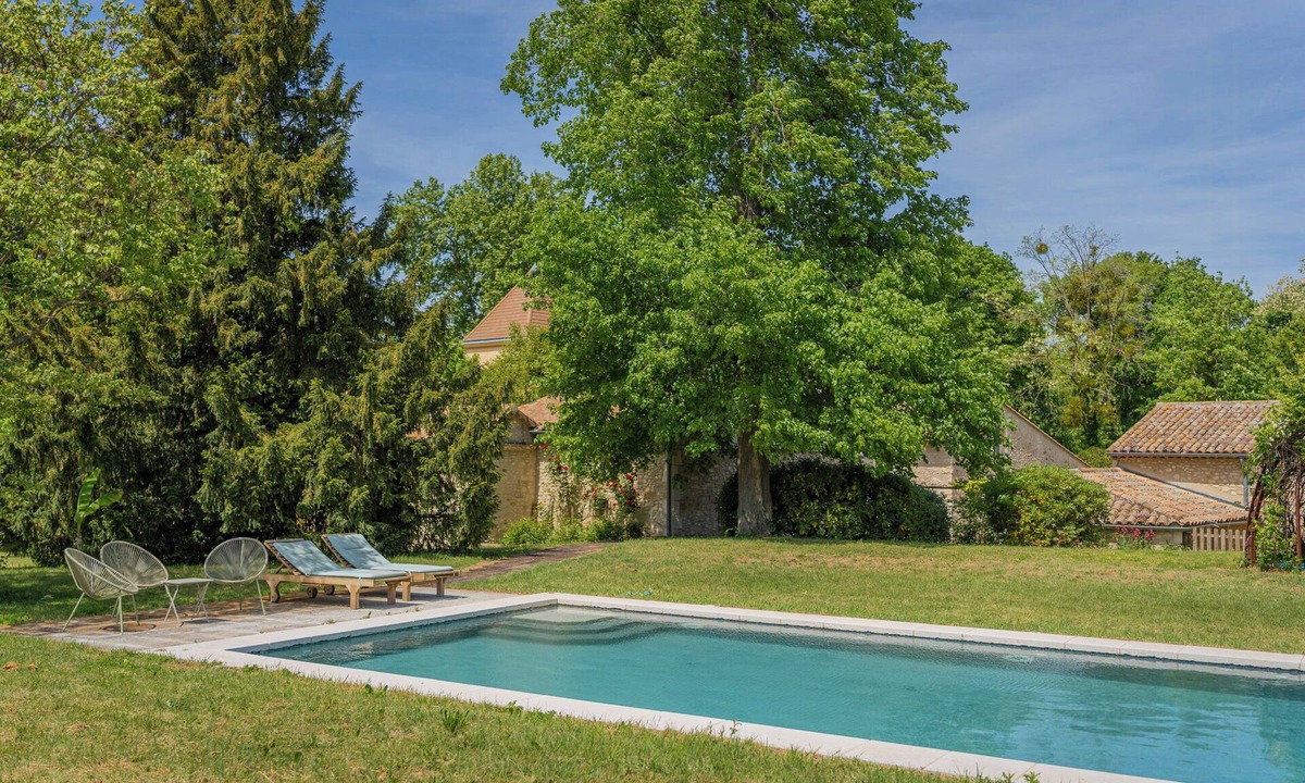 Saint-Gervais-sur-Roubion House | Provençal farmhouse with shared pool in the Drôme