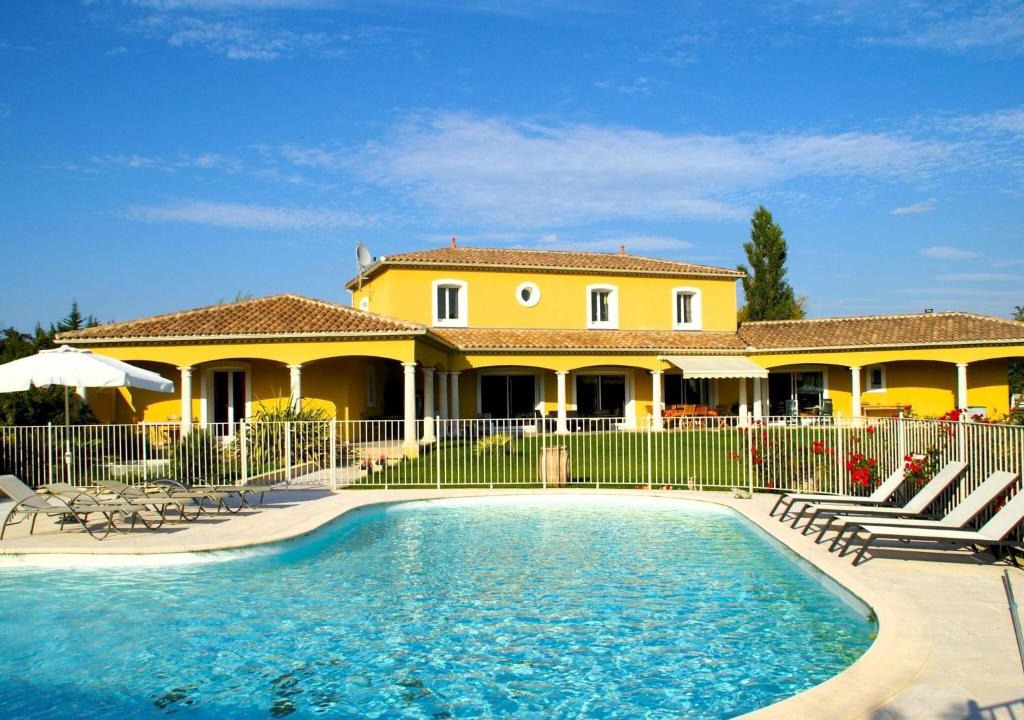 L'Isle-sur-la-Sorgue Villa | Provençal villa with pool