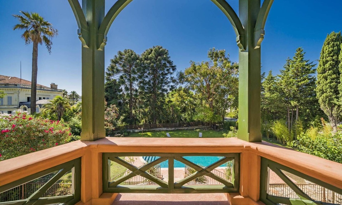La Croix des Gardes Villa | Provencal Palace 500m from the sea - private pool