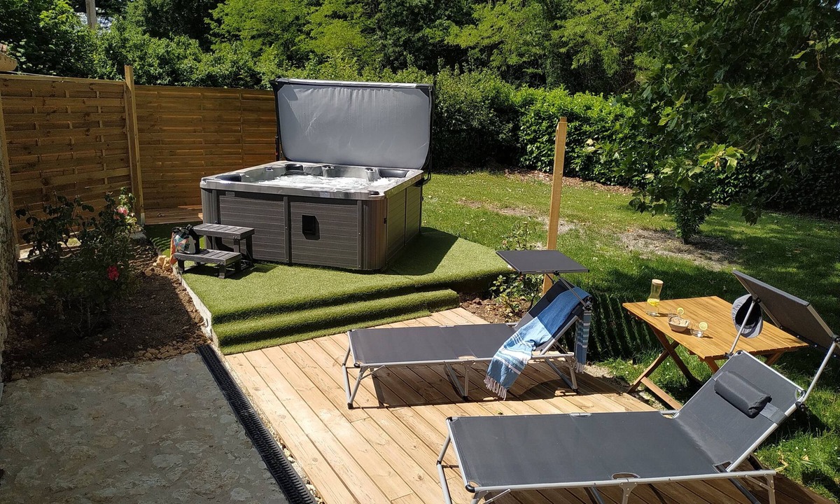 Berson House | Quiet accommodation with private jacuzzi at will