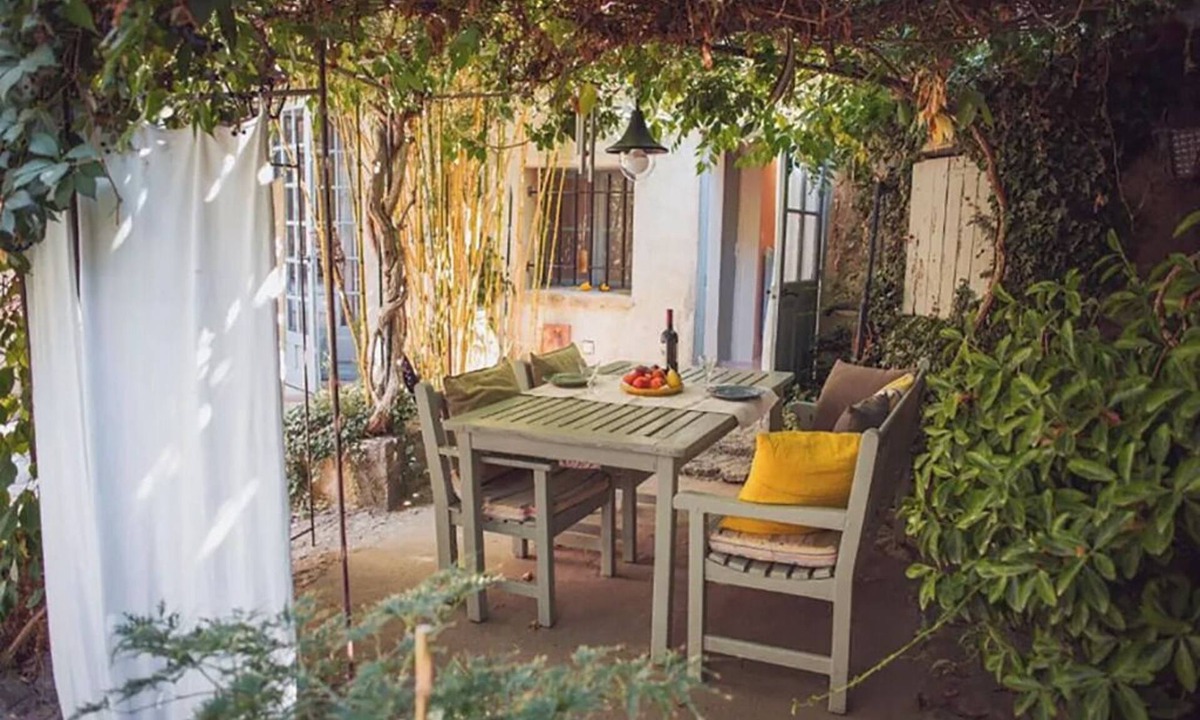 Lourmarin Apartment | Quiet apartment with courtyard in the village of Lourmarin