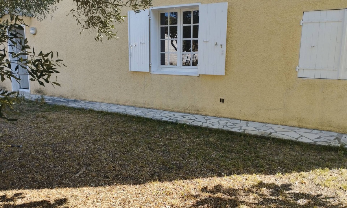 Teyran Apartment | Quiet apartment with separate bedroom overlooking wooded garden!