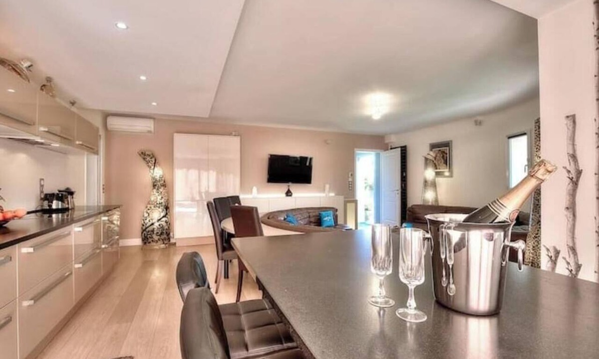 Antibes House | Quiet, friendly BOTTOM FLOOR OF A VILLA with Pool, Air Conditioning, and Riva Event