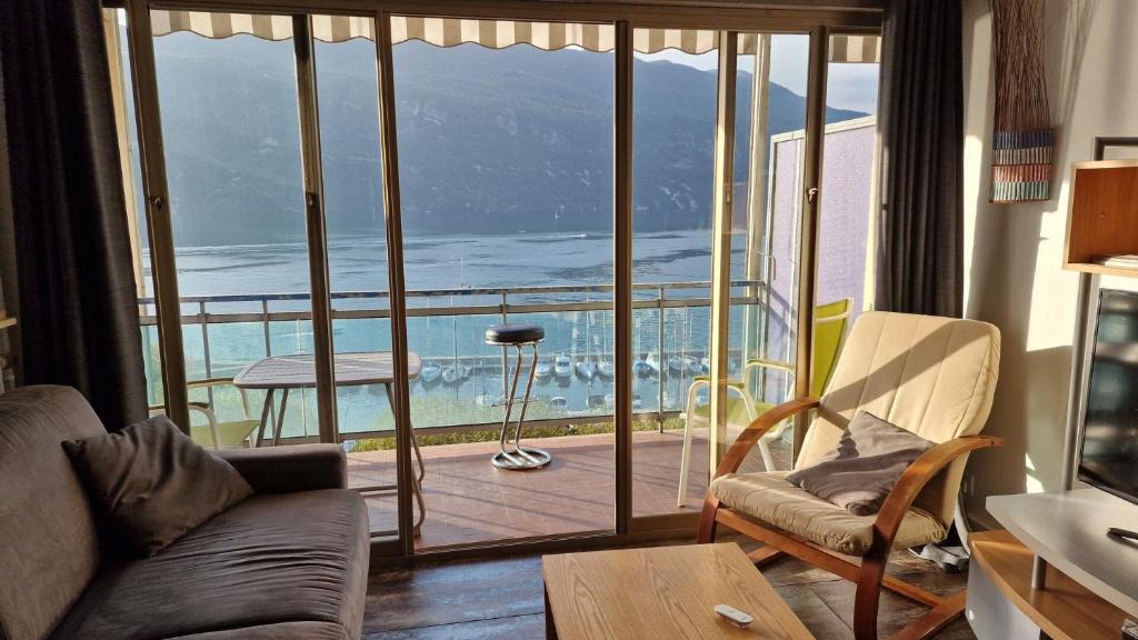 Aix-les-Bains Apartment | Résidence Les Belles Rives E - Magnifique et imprenable vue sur le Lac du Bourget ! MAE-6434