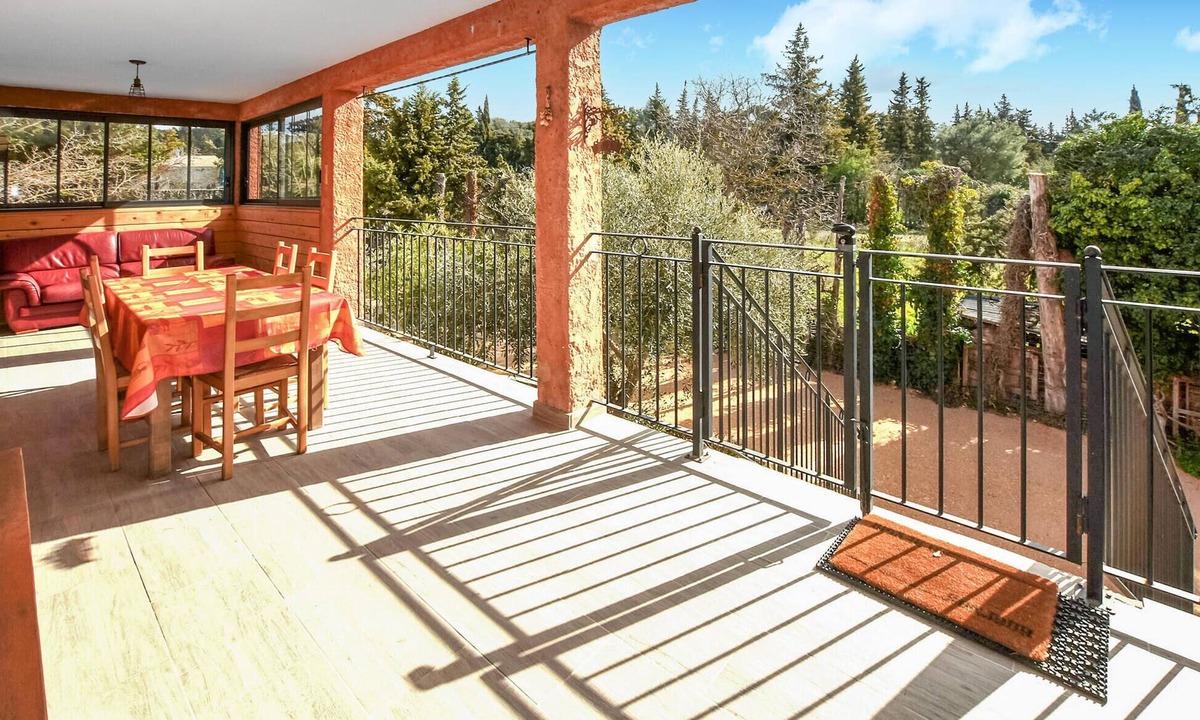 Velleron House | Relax with a wonderful view of the countryside in the vacation home with pool.