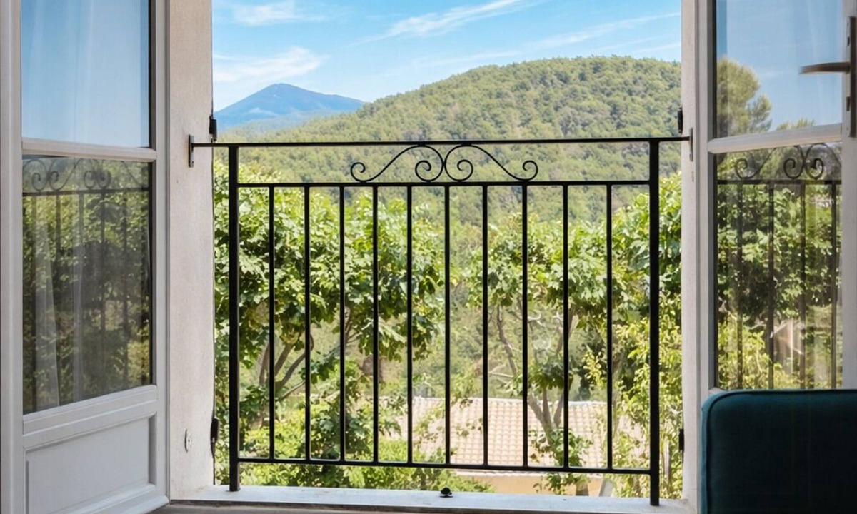 Le Barroux House | Renovated barn with views of Mont Ventoux