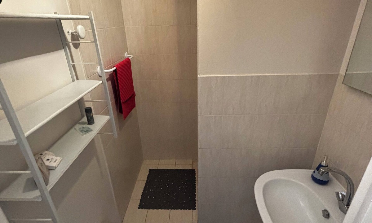 Villeneuve-les-Avignon Bed & Breakfast | Room for two. Quietly. Swimming pool. 50m from the bus