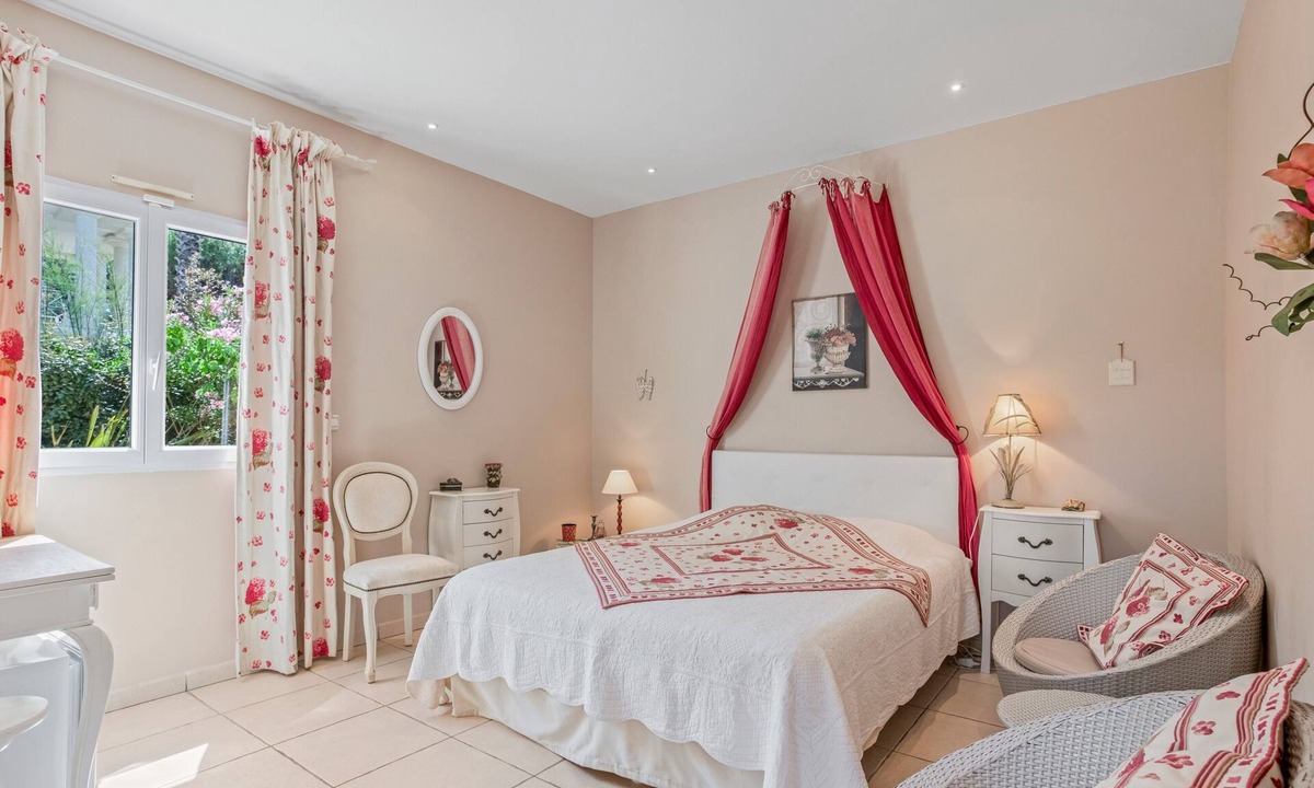 Plage de la Garonnette Apartment | Room "Le Petit Ramsès - Hortensia" with Shared Pool, Wi-Fi and Air Conditioning