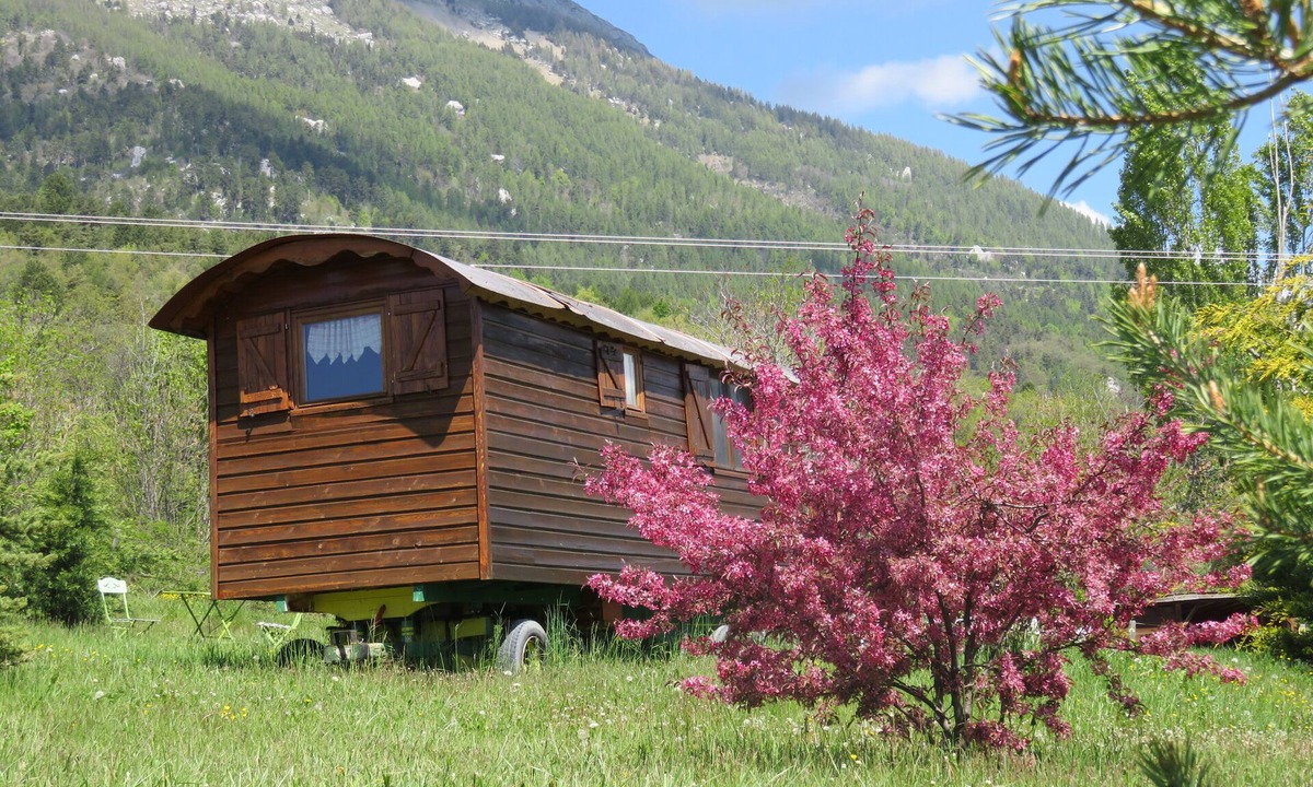 Sigoyer Cabin | Roulotte au Milieu des Chevaux au Pied de la Falaise de Ceuze