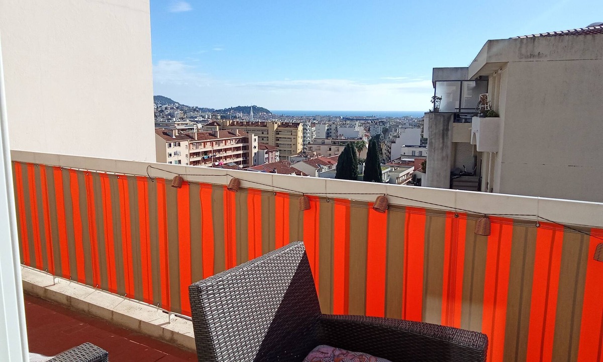 Saint-Sylvestre Apartment | Sea-view terrace. 2mn from the streetcar, very well equipped, Pets welcome