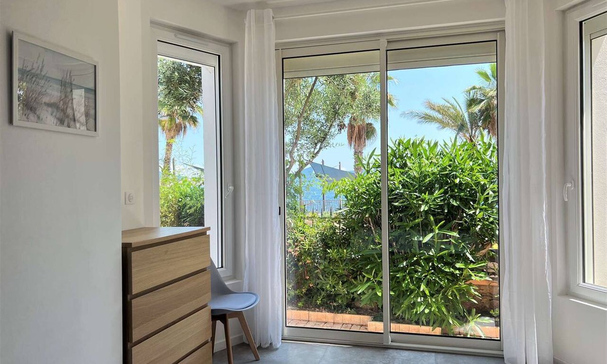 Sanary-sur-Mer Apartment | Seaside apartment on foot with panoramic sea view terrace for 6