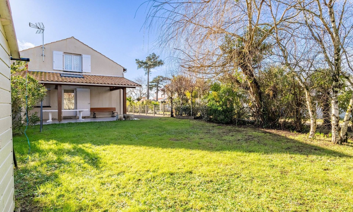 La Bernerie-en-Retz House | Seaside Getaway – Private Garden & Covered Terrace for 12 Guests