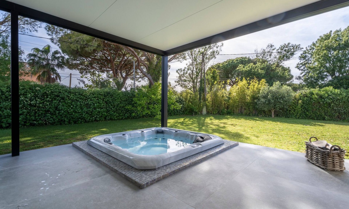 Hyeres Villa | Seaside Villa with Pool and Jacuzzi
