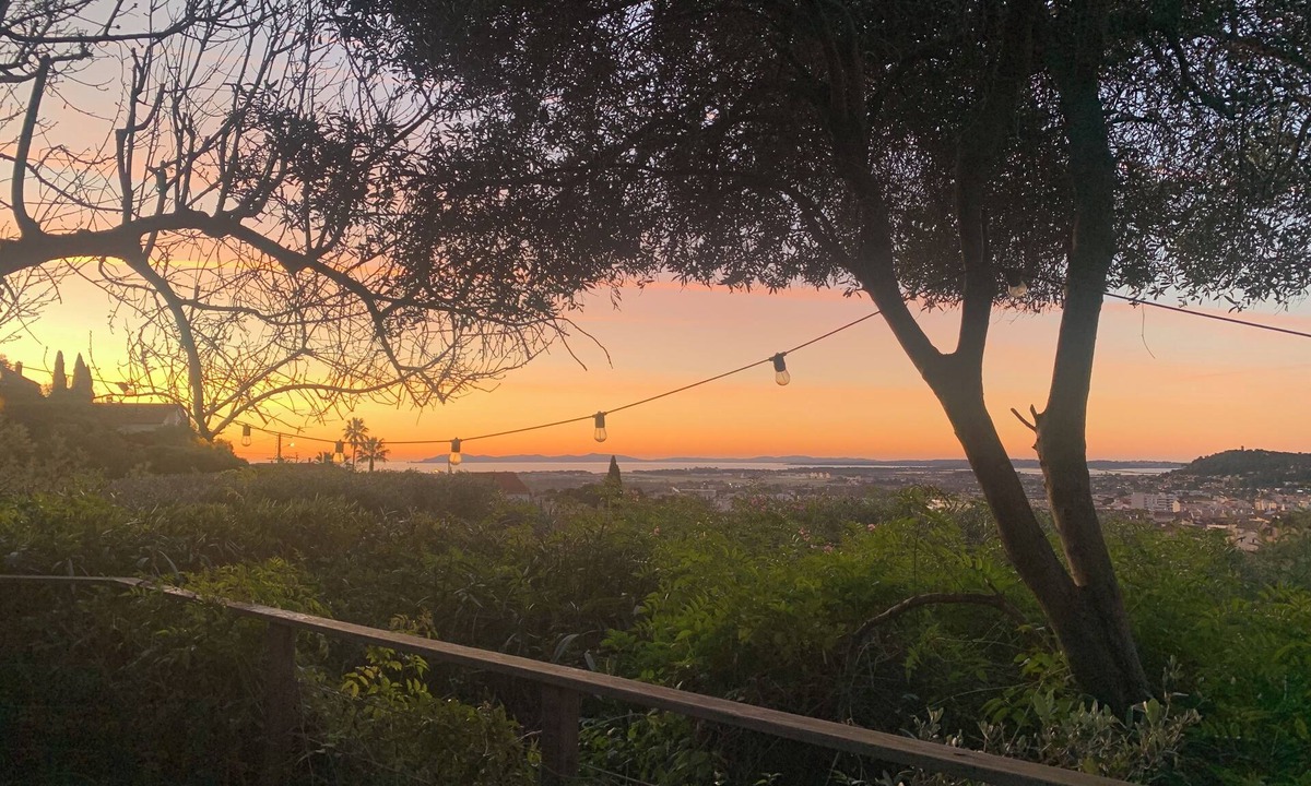 Hyeres Apartment | Self-contained apartment with wooden terrace and panoramic sea view in a quiet location.