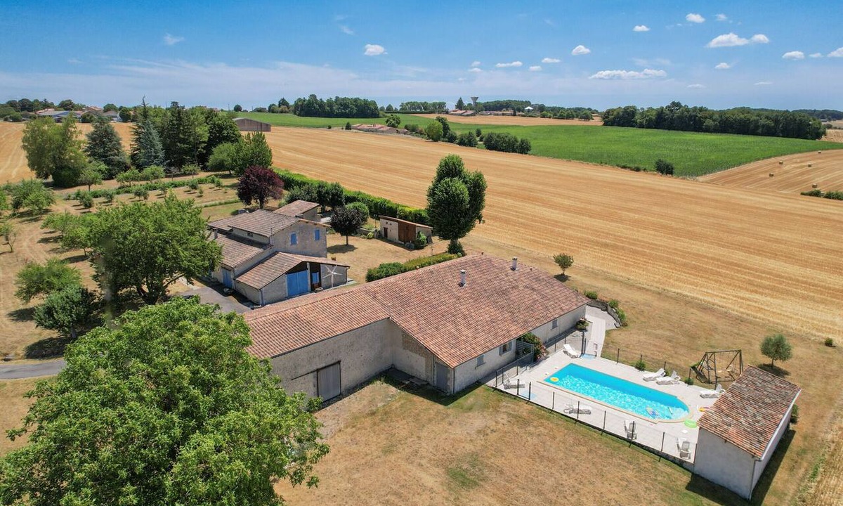 Sud Charente Villa | So Villa Chez Penet (16) - Outdoor Pool - Beach Volleyball - 1 hour from Bordeaux - Sleeps 30.