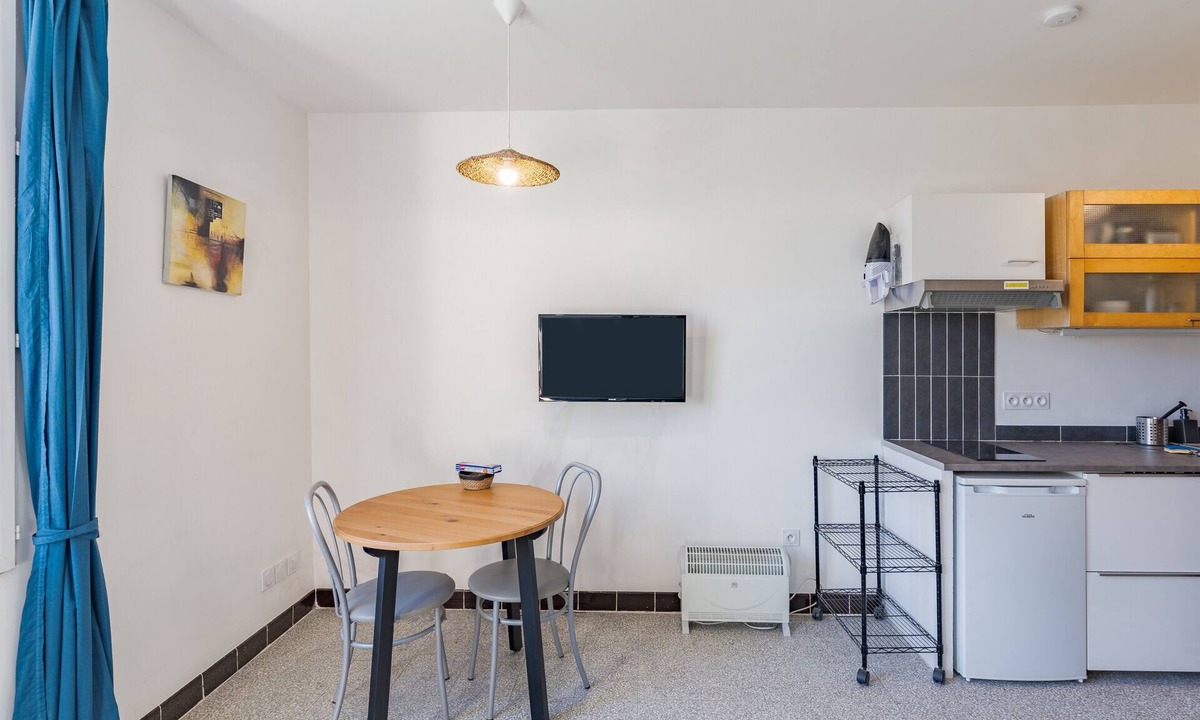 Charleval Apartment | Spacious 22 m2 Studio in the Village Center n1