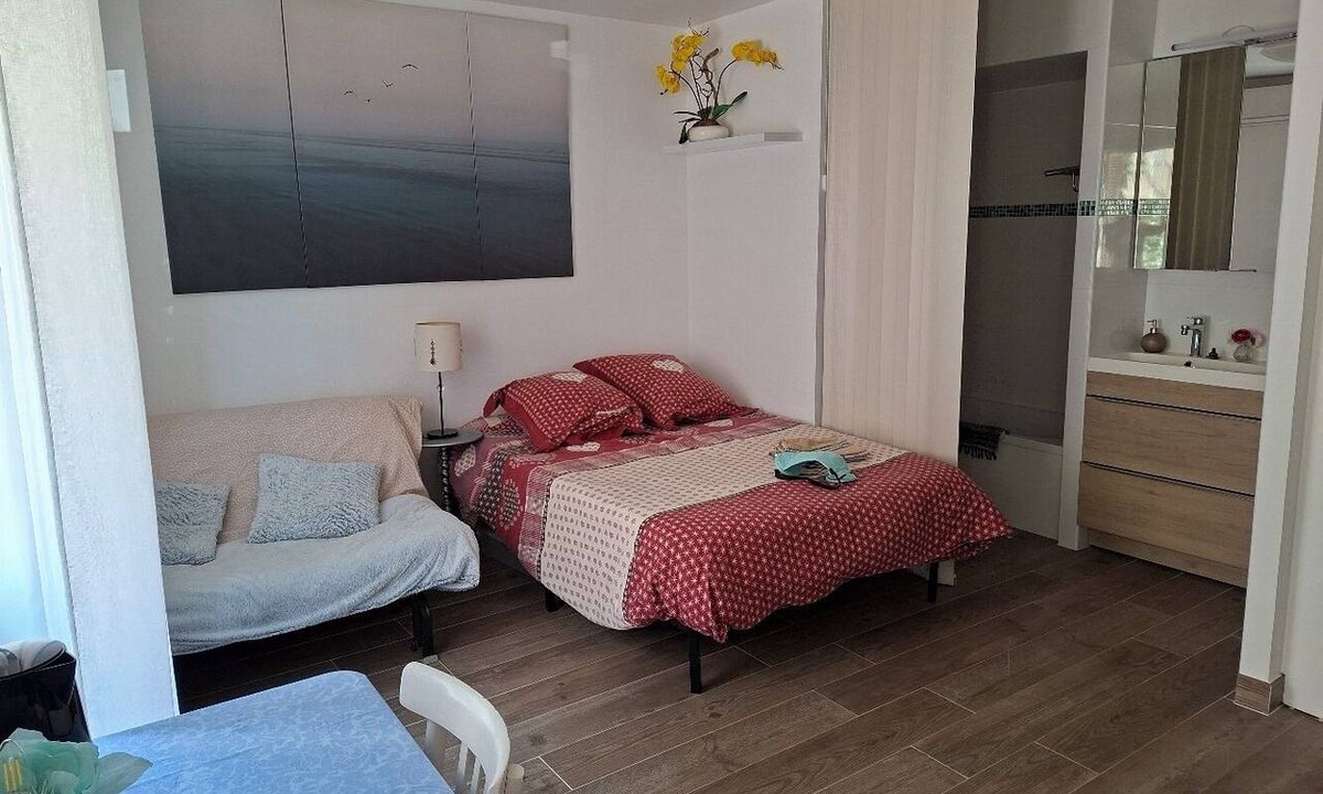Saint Maurice Bed & Breakfast | SPACIOUS, COMFORTABLE, SELF-CONTAINED STUDIO APARTMENT WITH BATHROOM AND TOILET, NICE PRIVATE TERRACE