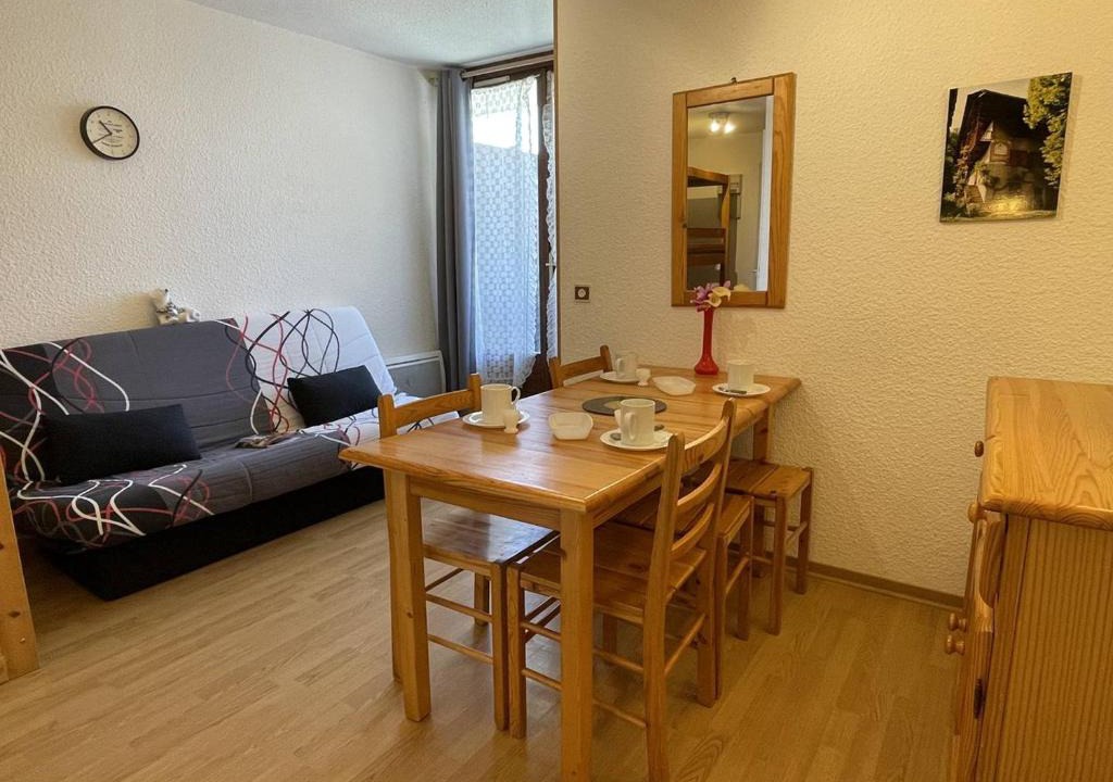Puy-Saint-Vincent Apartment | Studio à Puy Saint Vincent 1700, 4 pers, balcon, proche pistes, parking, navette, TV, cuisine équipée - FR-1-330G-11