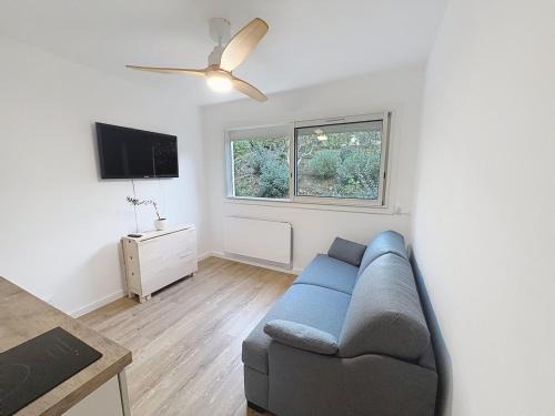 Saint-Mandrier-sur-Mer Apartment | Studio avec canapé lit 2 places dans pièce de vie et lit une place dans coin nuit