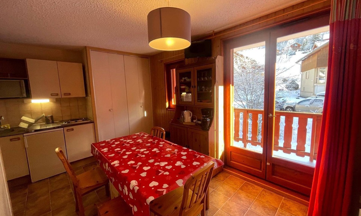 Valloire Apartment | Studio cabin for 4 in Valloire with balcony