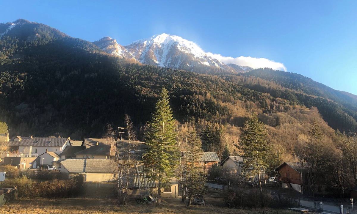 Pont-du-Fosse Apartment | Studio Le Refuge sleeps 4 with sleeping area, mountain view, all comforts