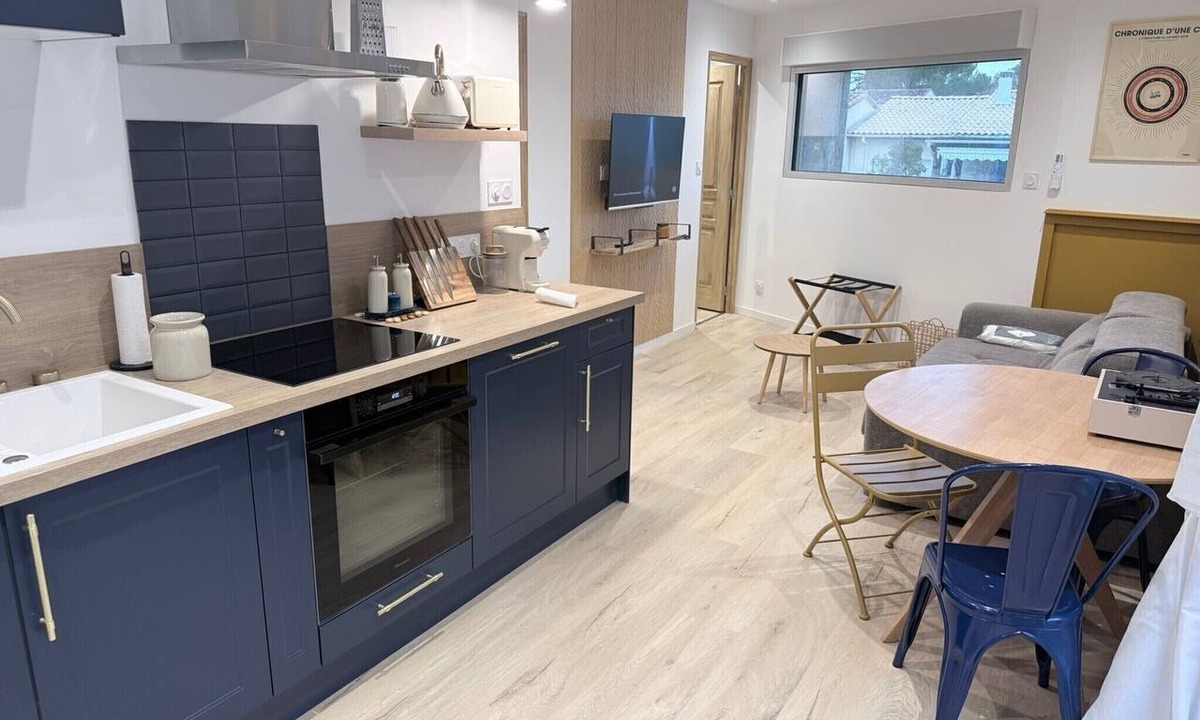 Saint-Paul-Trois-Chateaux Apartment | Studio-Suite-Ensuite with Shower-Slopeside