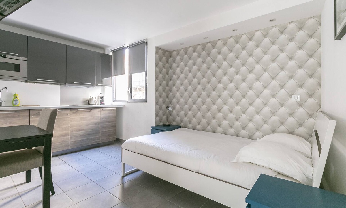 Montpellier City-Centre Apartment | Studio vue Rue-Apartment-Budget-Street View-Ensuite with Bath